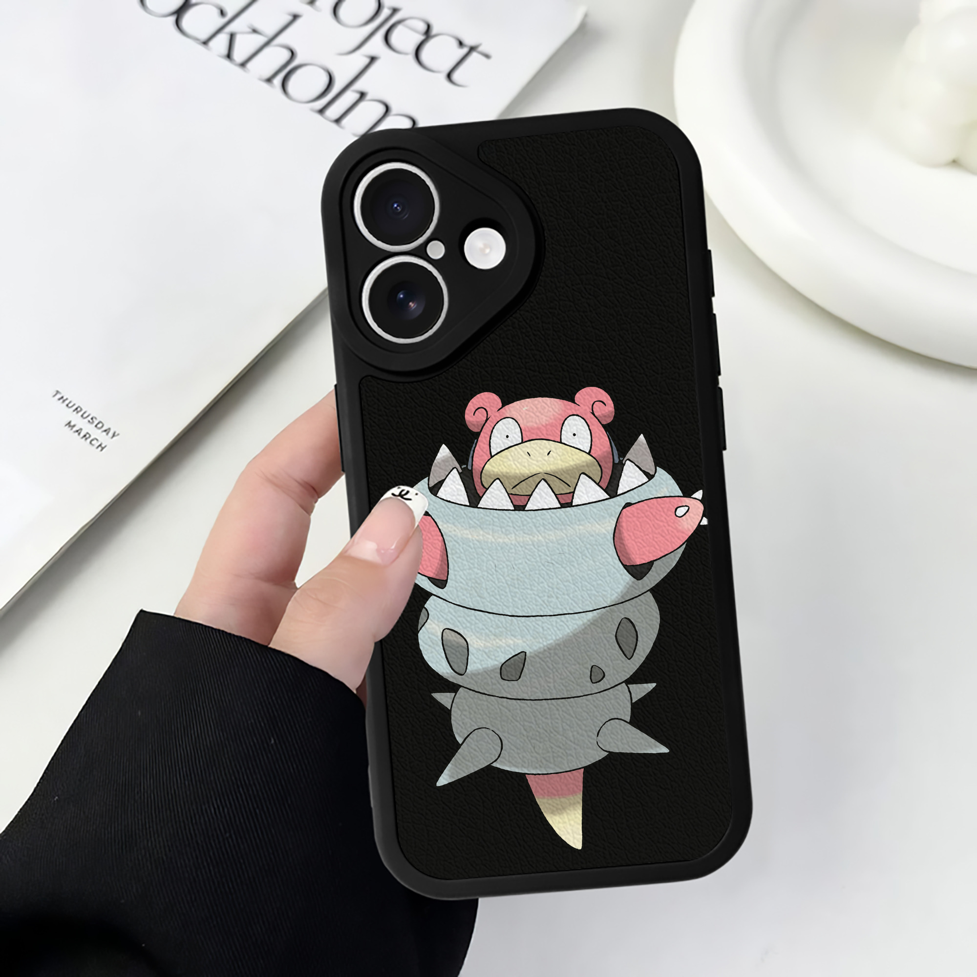 （画像用） ポケットモンスター Pokémon 【iPhone 16シリーズ対応】シリコンスマホケース（レザー調） 材質：シリコン